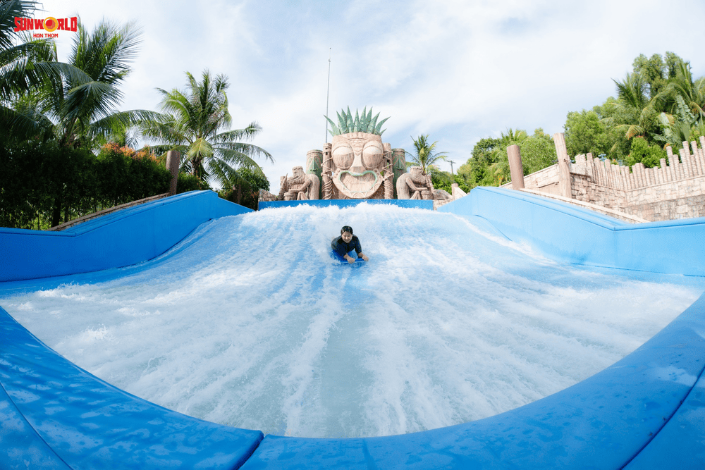 Children are excited by the winding water slides from above (Source: Sun World Hon Thom)